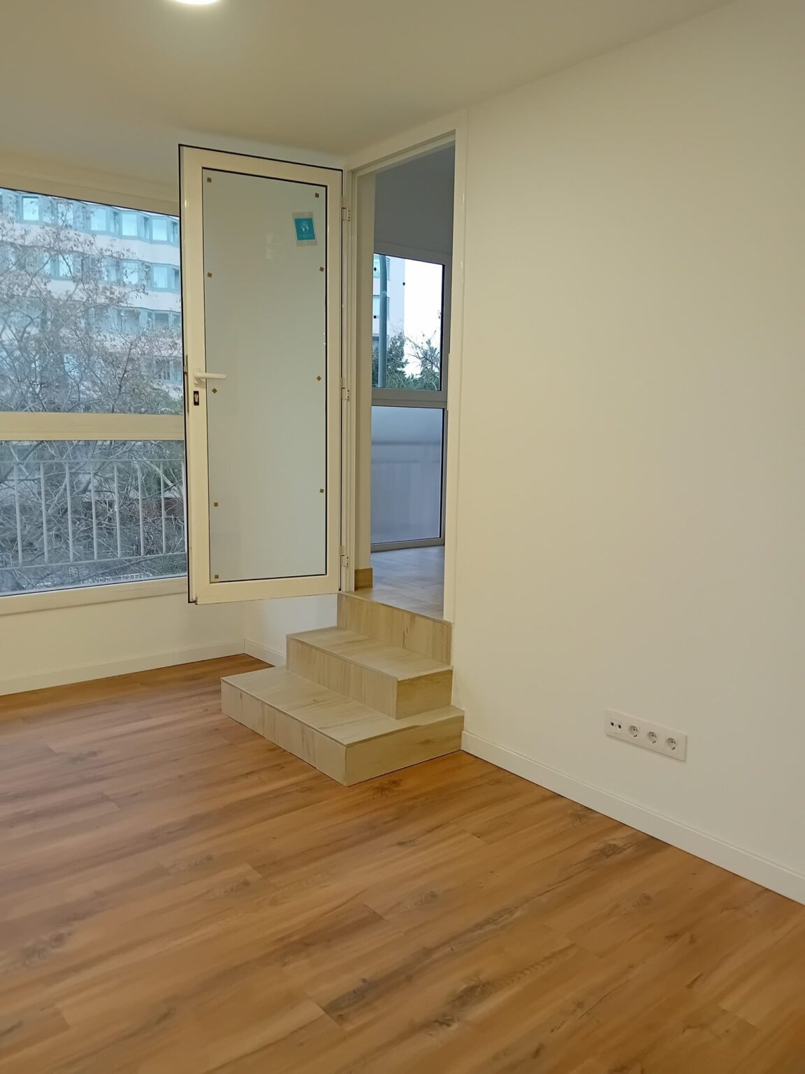 Instalación de encimera de Silestone blanca en reforma de cocina de diseño en el Bajo Llobregat