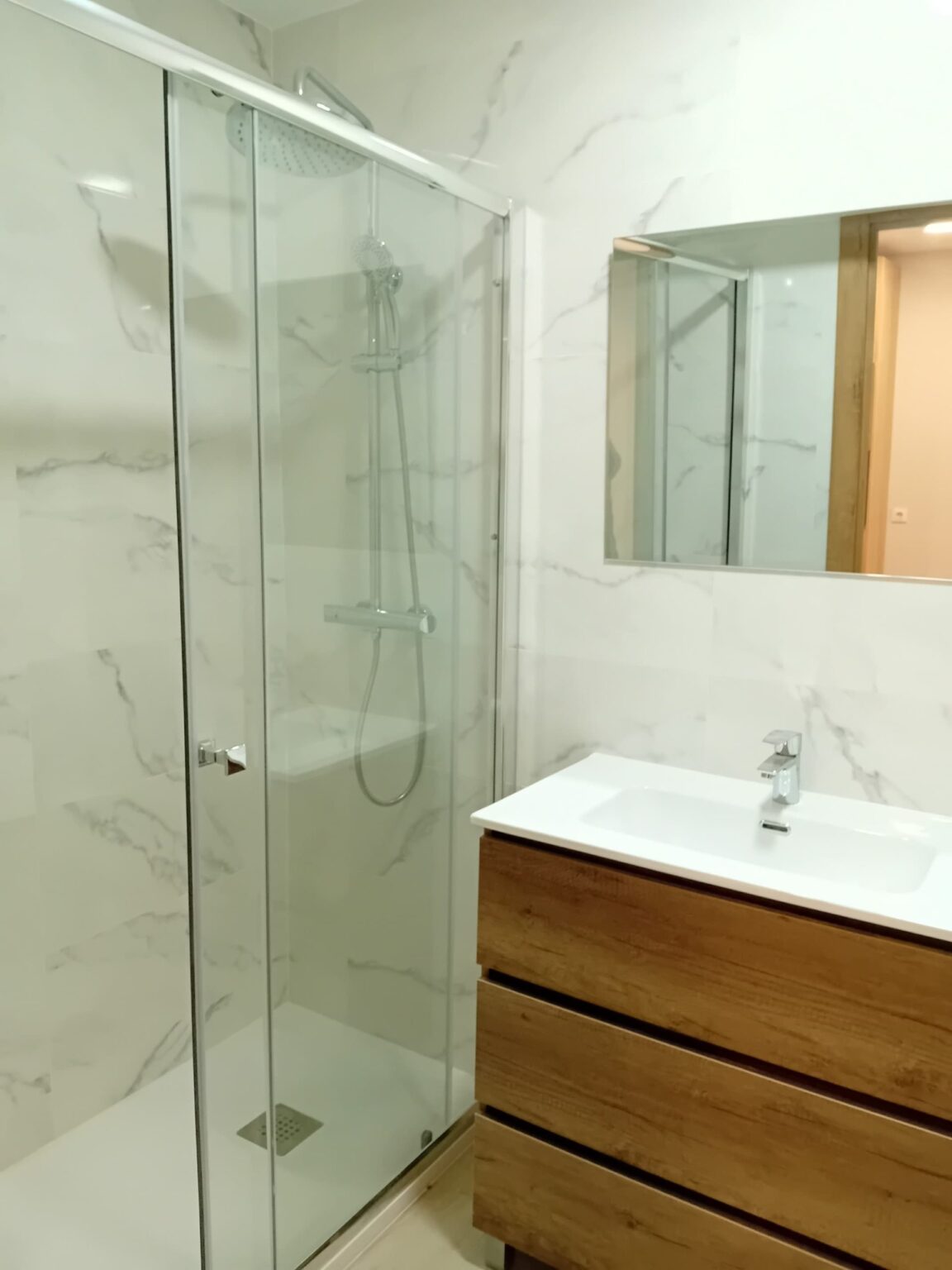 Modernización de cocina antigua respetando su estilo tradicional con electrodomésticos integrados en Sant Boi