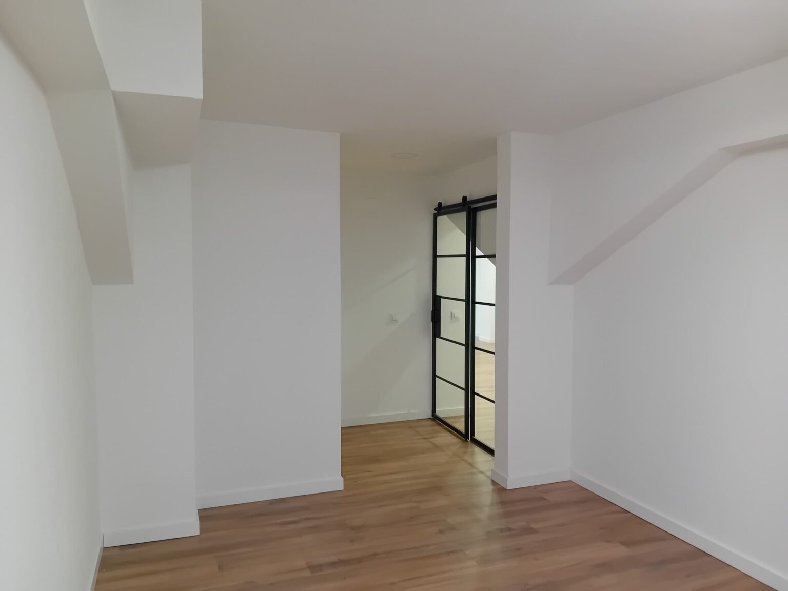 Reforma de interiores y pintura en dormitorio de matrimonio con acabados limpios y profesionales