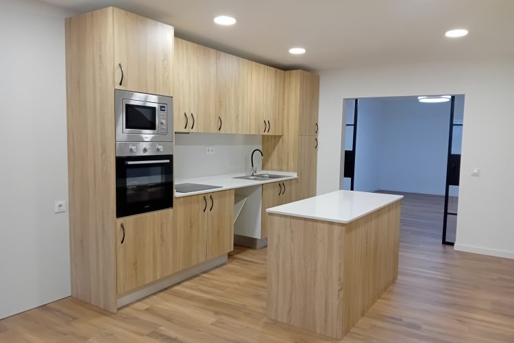 Instalación de aislamiento termoacústico en muros exteriores para obra nueva residencial